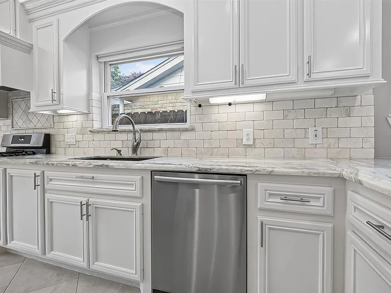 10310 Chevy Chase Dr — Photo 17