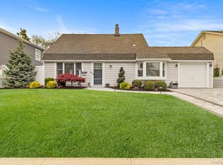 27 Slate Ln, Levittown, NY 11756
