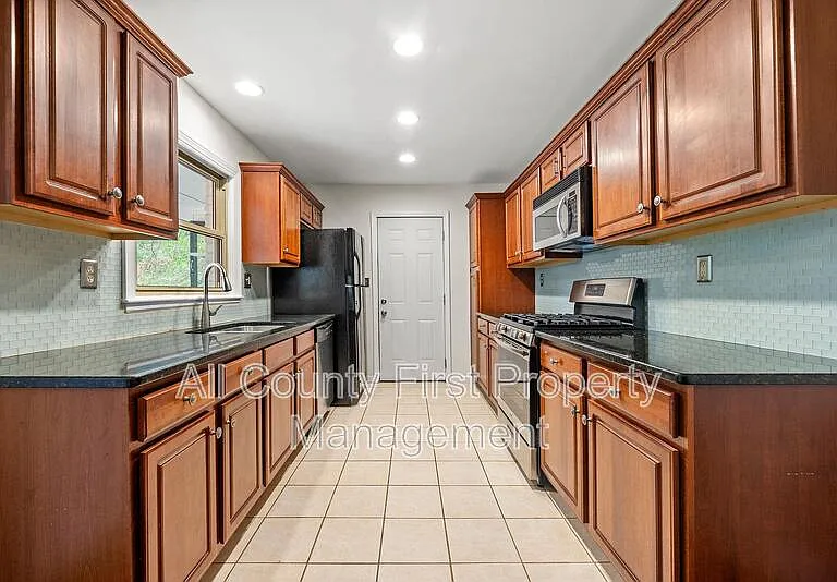 2461 Fontaine Cir — Photo 6