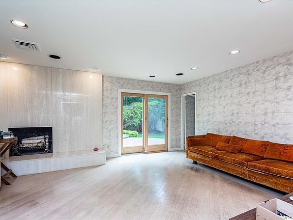 5th image of 2134 Vine Dr