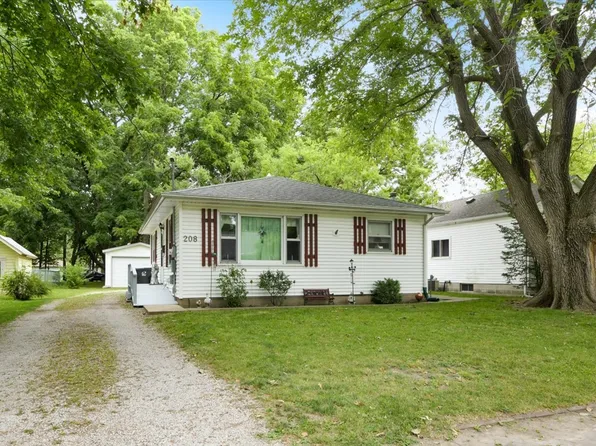 208 E Barker St, Tuscola, IL 61953