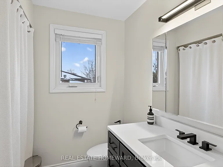 1530 Scollard Cres — Photo 21