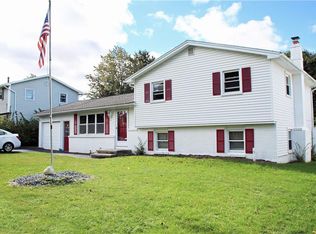 9 Charlene Dr, Rochester, NY 14606