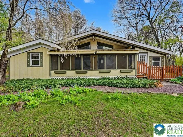 139 Jungfrau Dr, Henryville, PA 18332