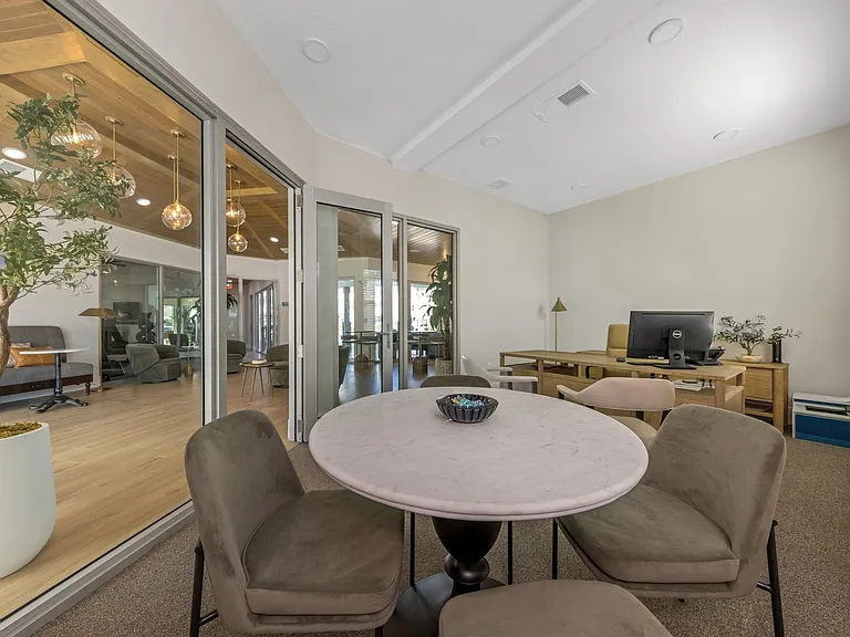 Everest Largo Apartments — Photo 44