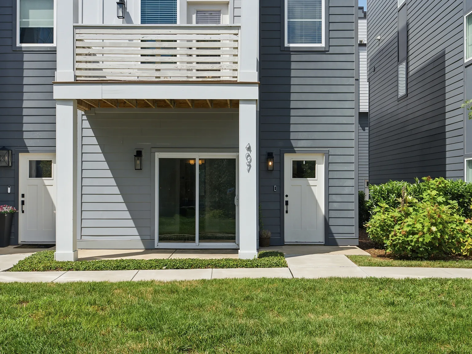 3 bed, 3.5 bath, 1922 sqft, $3,095 — Photo 2