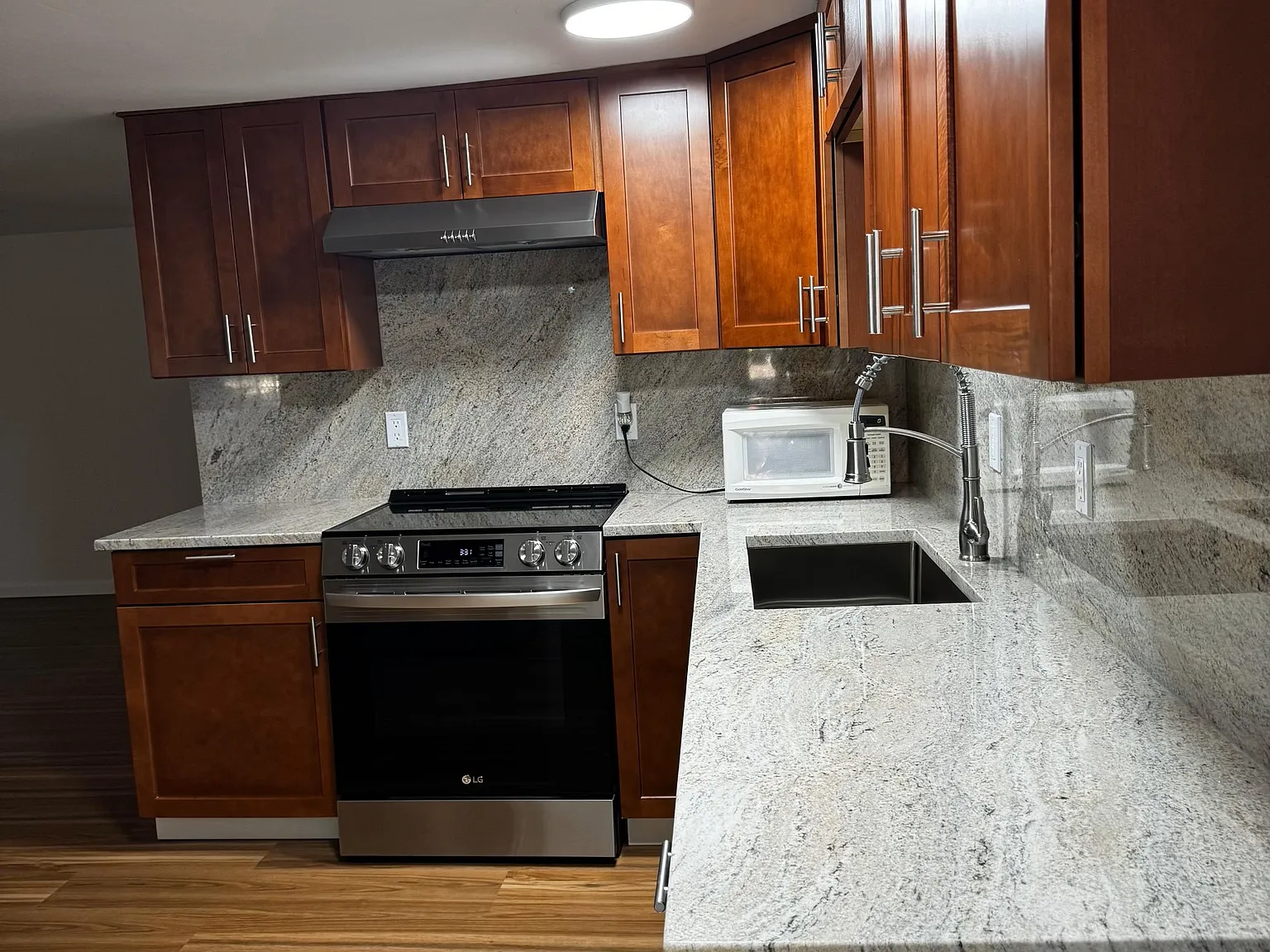 684 Parker St — Photo 2