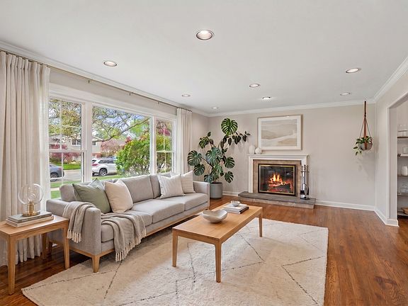 3rd image of 1317 Knollwood Rd