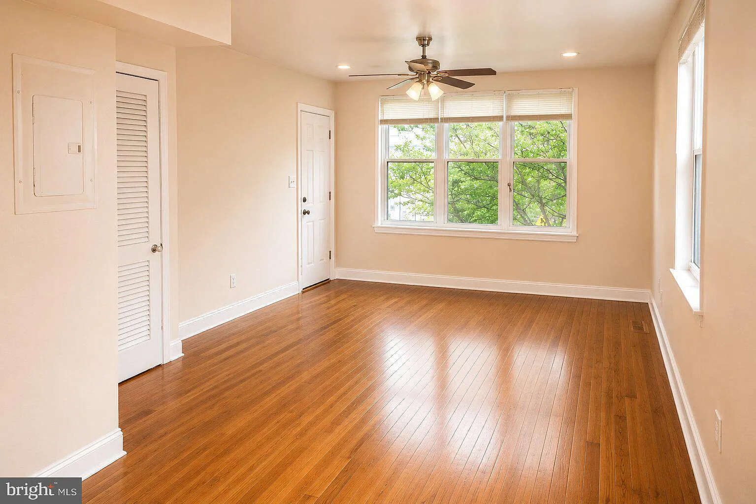 1 bed, 1.0 bath, 815 sqft, $1,330 — Photo 2
