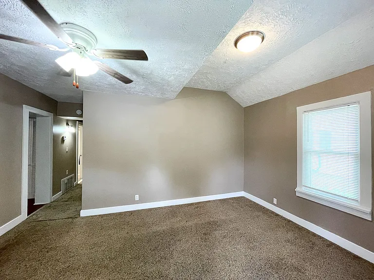 1002 N Grimes St — Photo 4