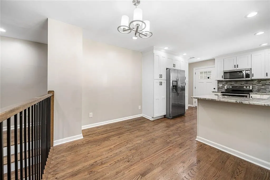 4 bed, 2392 sqft, $2,600 — Photo 3