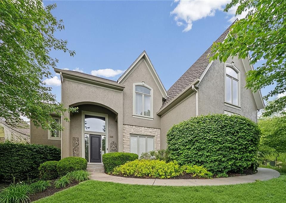 1st image of 8011 Park View Dr