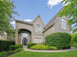 8011 Park View Dr, Parkville, MO 64152