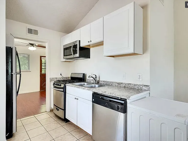 1010 W 23rd St #12 — Photo 4