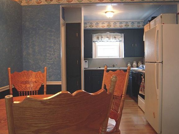 Kitchen w/all appliances & woodgrain laminate floor