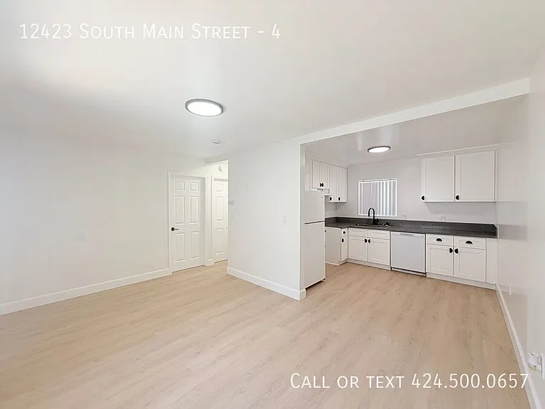 12423 S Main St #4 — Photo 1