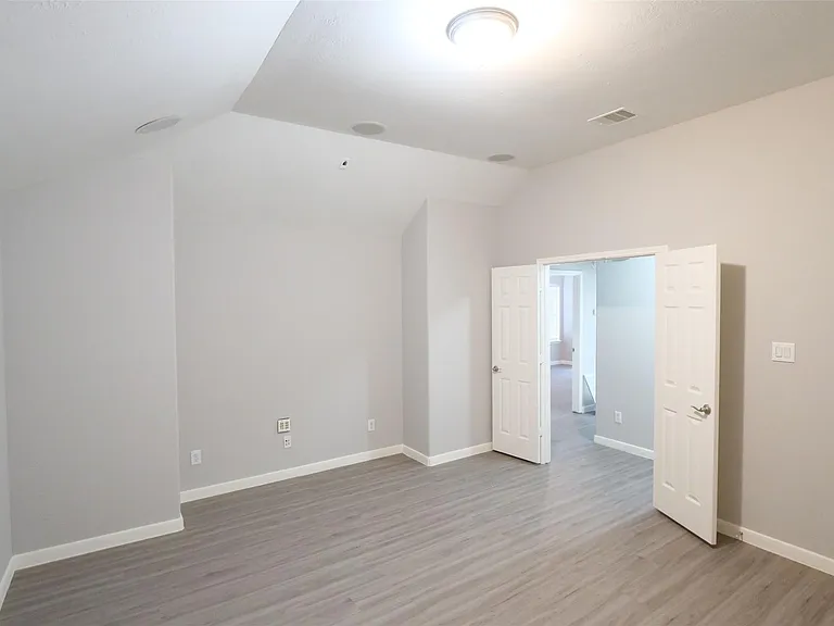 6119 Lakenshire Falls Ln — Photo 24