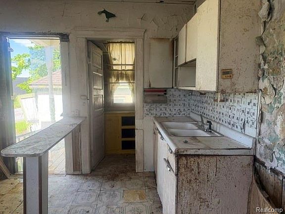 4th image of 4246 Wabash St