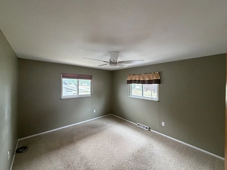 1187 Golden Gate Blvd — Photo 9