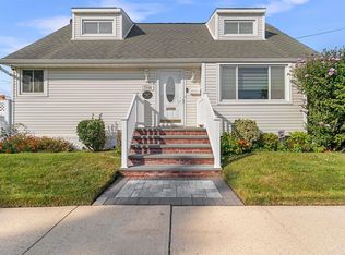 1388 Jefferson St, Floral Park, NY 11001