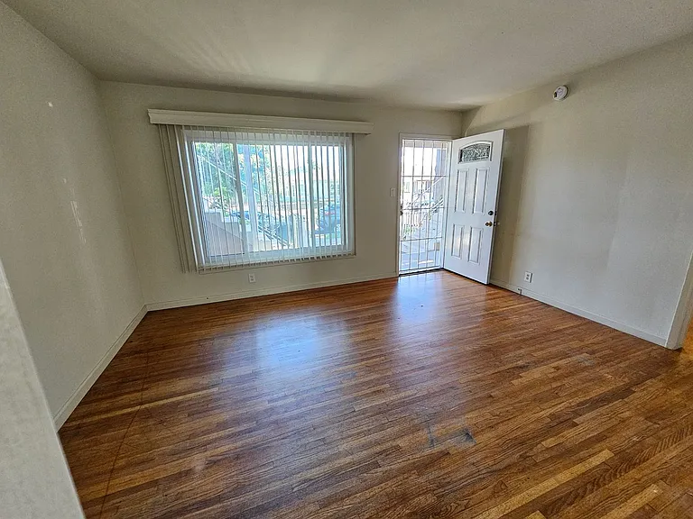 2753 E Monroe St — Photo 3