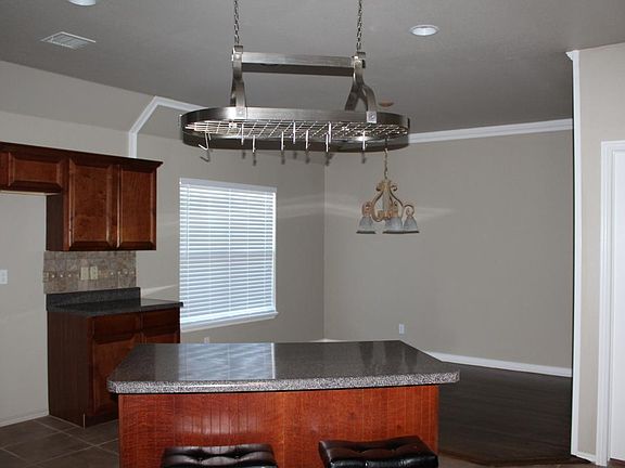 Large Kitchen w/Island