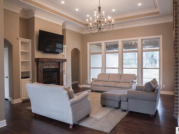 2nd image of 109 Versailles Blvd