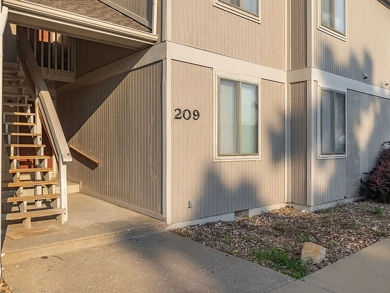 209 W Main St — Photo 8