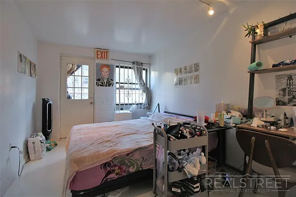 Rented by Real Street Inc | media 14