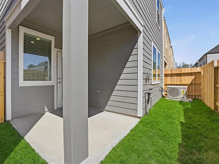 963 Mansfield St — Photo 21
