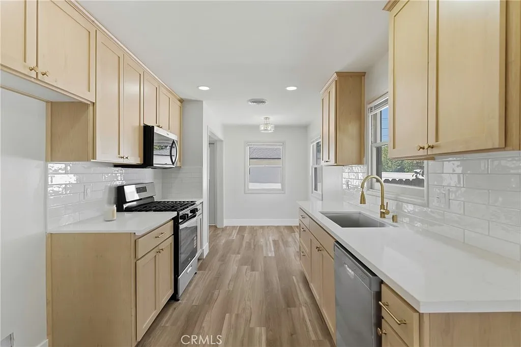 3 bed, 1170 sqft, $2,750 — Photo 3