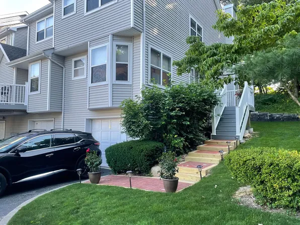 20 Leeward Ln, Prt Jefferson, NY 11777