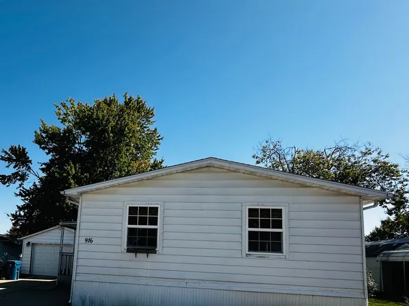 916 9th St, Bloomington, IL 61704