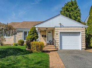 25 Lawrence St, New Hyde Park, NY 11040