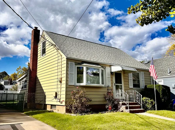 689 N Railroad Ave, Staten Island, NY 10304