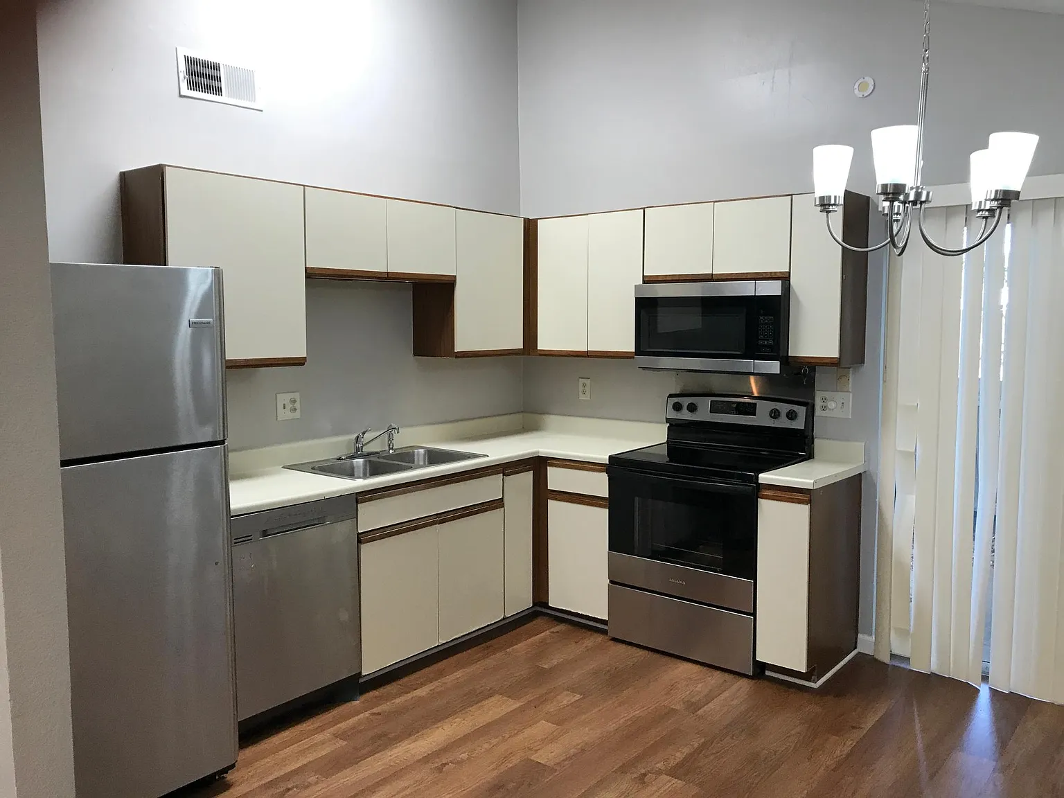 3 bed, 967 sqft, $1,725 — Photo 4