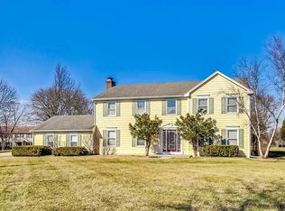 5512 Farmcrest Ln, Long Grove, IL 60047