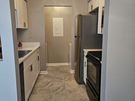 4th image of 332 Wimbledon Chase APT A
