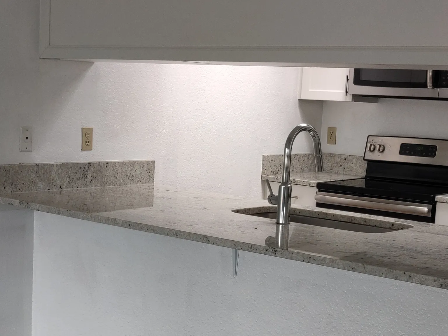 2 bed, 600 sqft, $2,200 — Photo 4