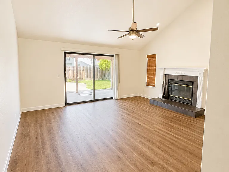 2053 Sheldon Dr — Photo 6