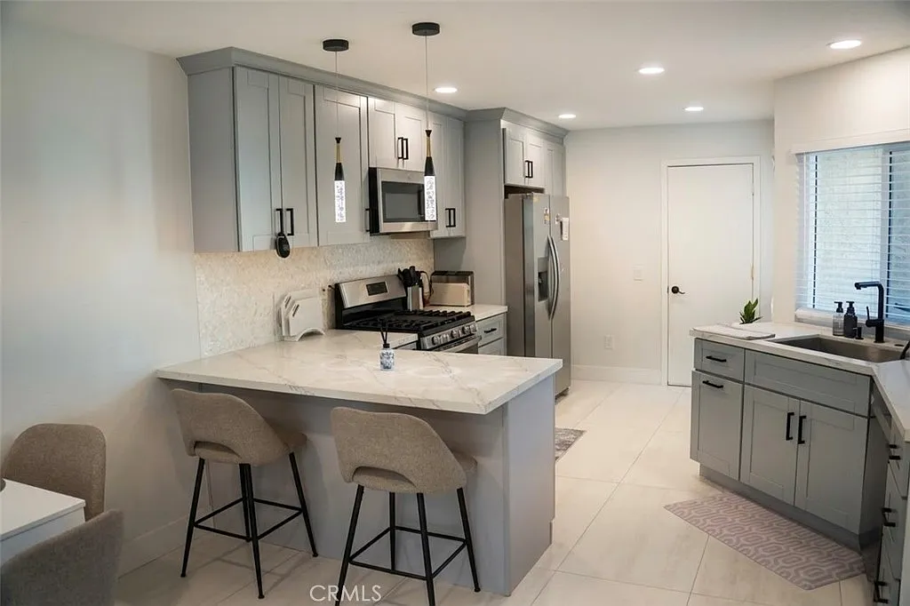2 bed, 2.5 bath, 1294 sqft, $3,850 — Photo 4