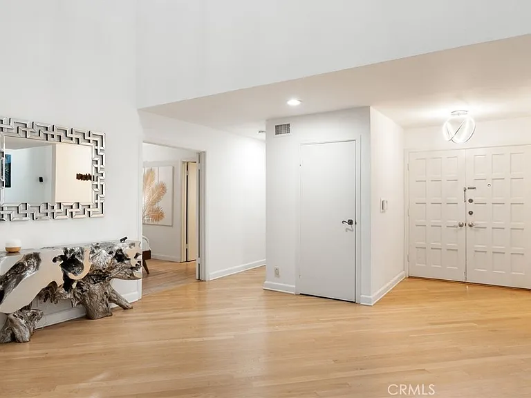 1447 N Kings Rd — Photo 3