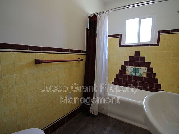 4th image of 380 Hill St