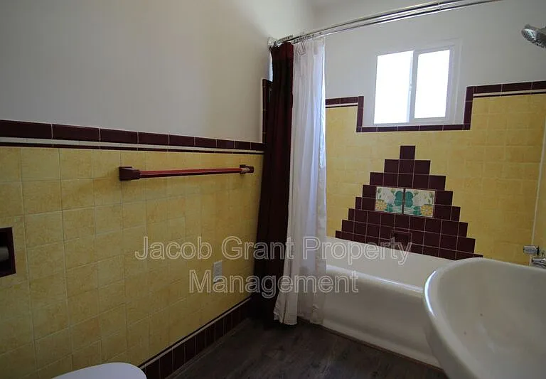 380 Hill St — Photo 4