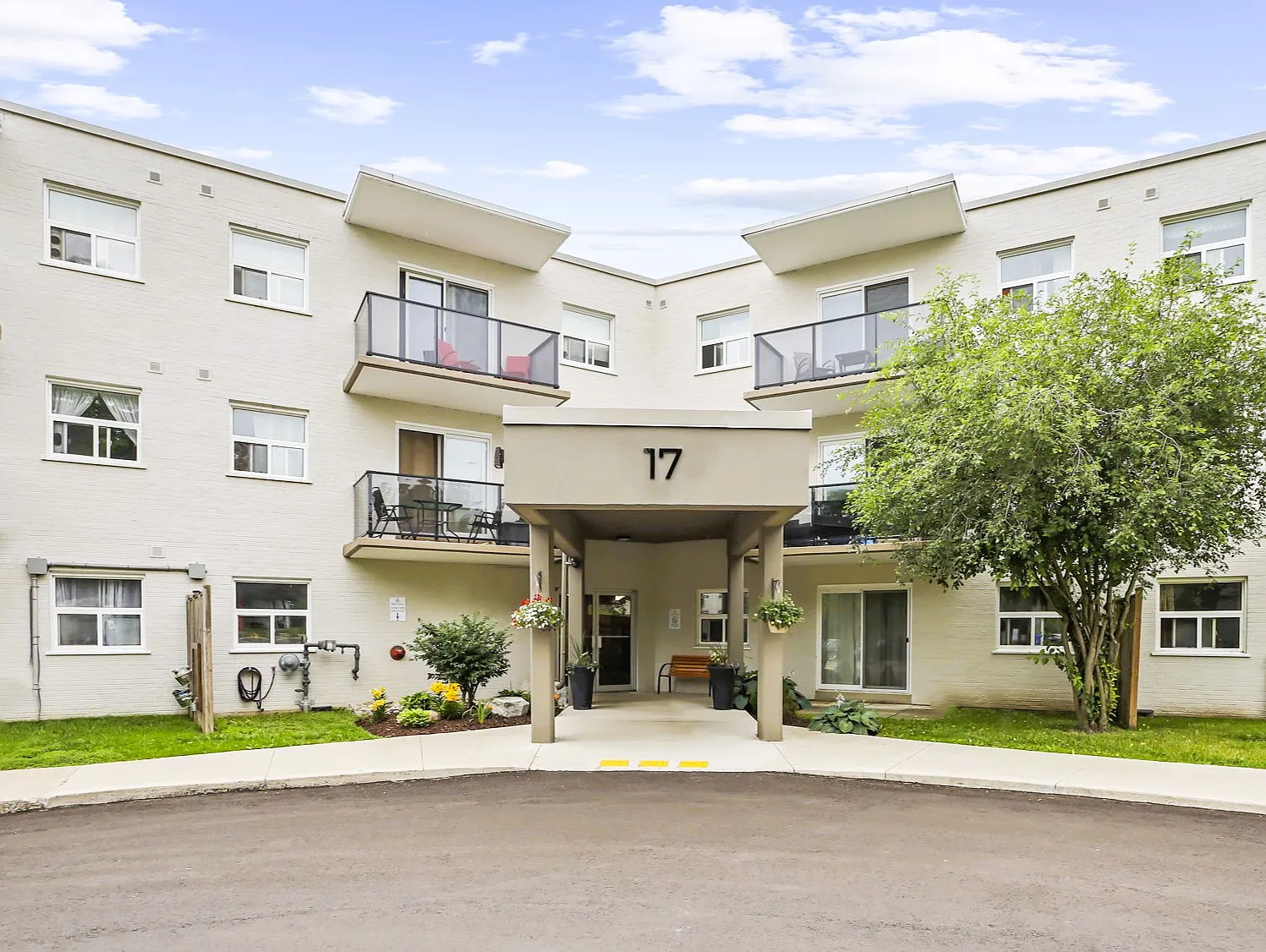 Barker Street Apartments — Photo 2