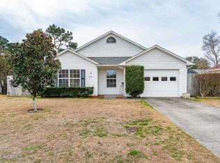 826 S Dogwood Ln, Swansboro, NC 28584