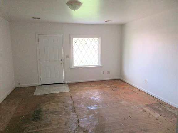 4th image of 612 E Walnut St