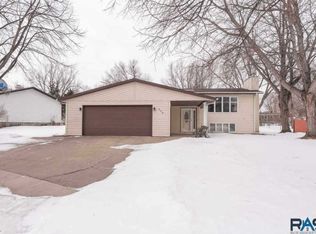 209 N Crystal Pl, Brandon, SD 57005