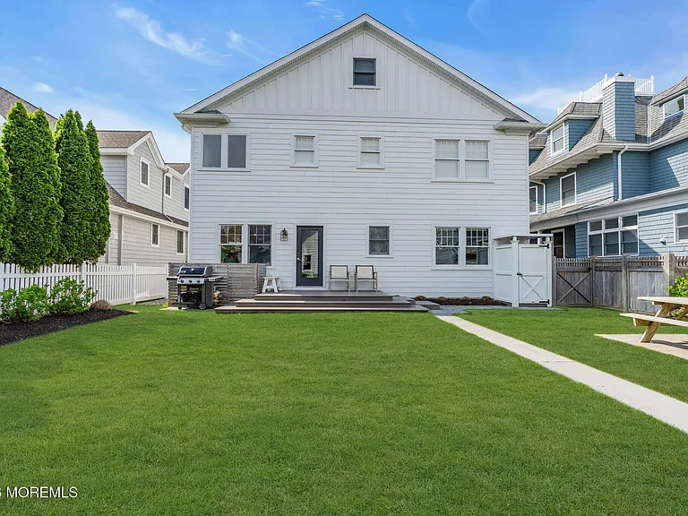 112 Sylvania Ave — Photo 63