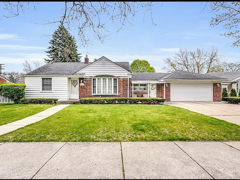 18925 Carlysle Ave — Photo 1